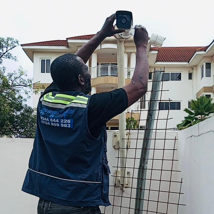 GESINGO technician adjusting a pole-mounted CCTV camera
