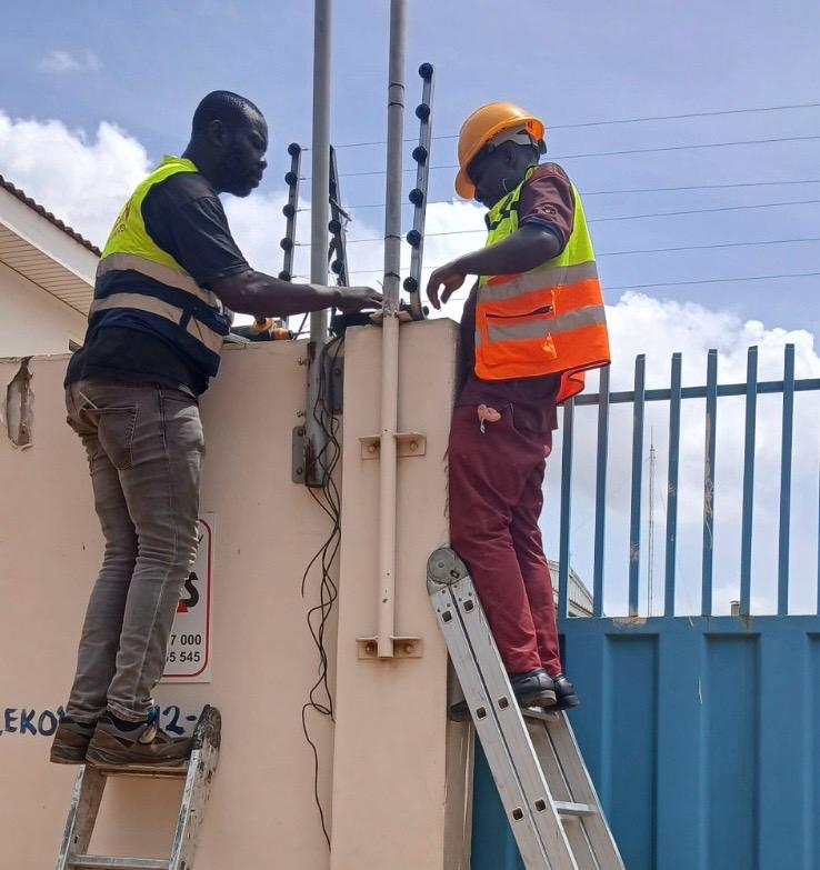 Two GESINGO technicians installing electric-fence wiring